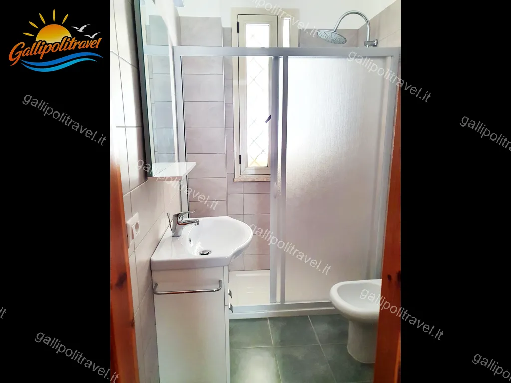 Bathroom with shower and tiles de La Praja, Baia Verde Gallipoli