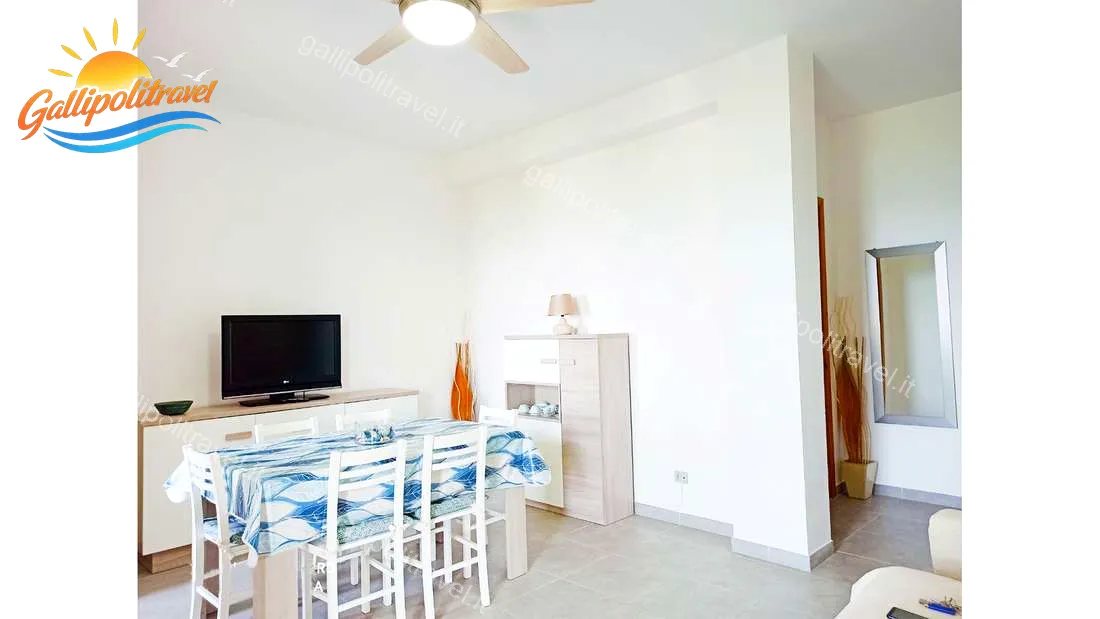 Living room with dining table de La Praja, Baia Verde Gallipoli