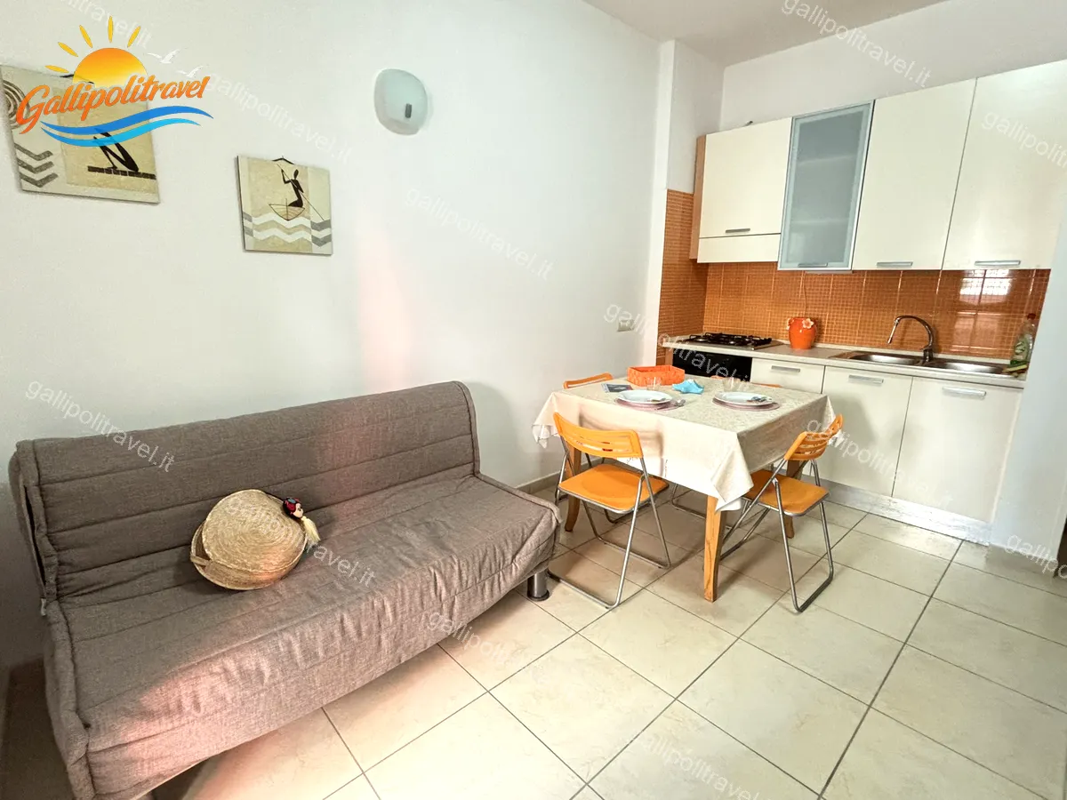 Sala soggiorno con cucina del Bilocale Milena, Residenza Marina Baia Verde