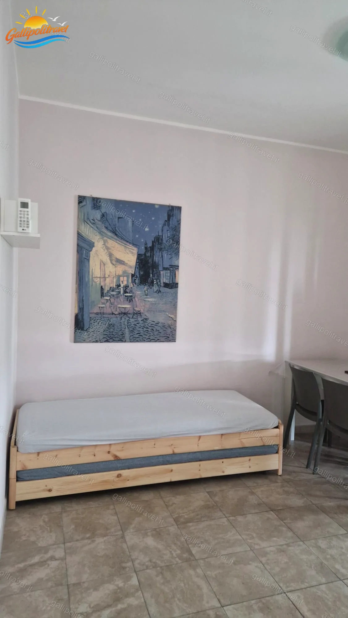 Letto singolo con quadro su parete rosa del Bilocale Robinia 3, Baia Verde Gallipoli