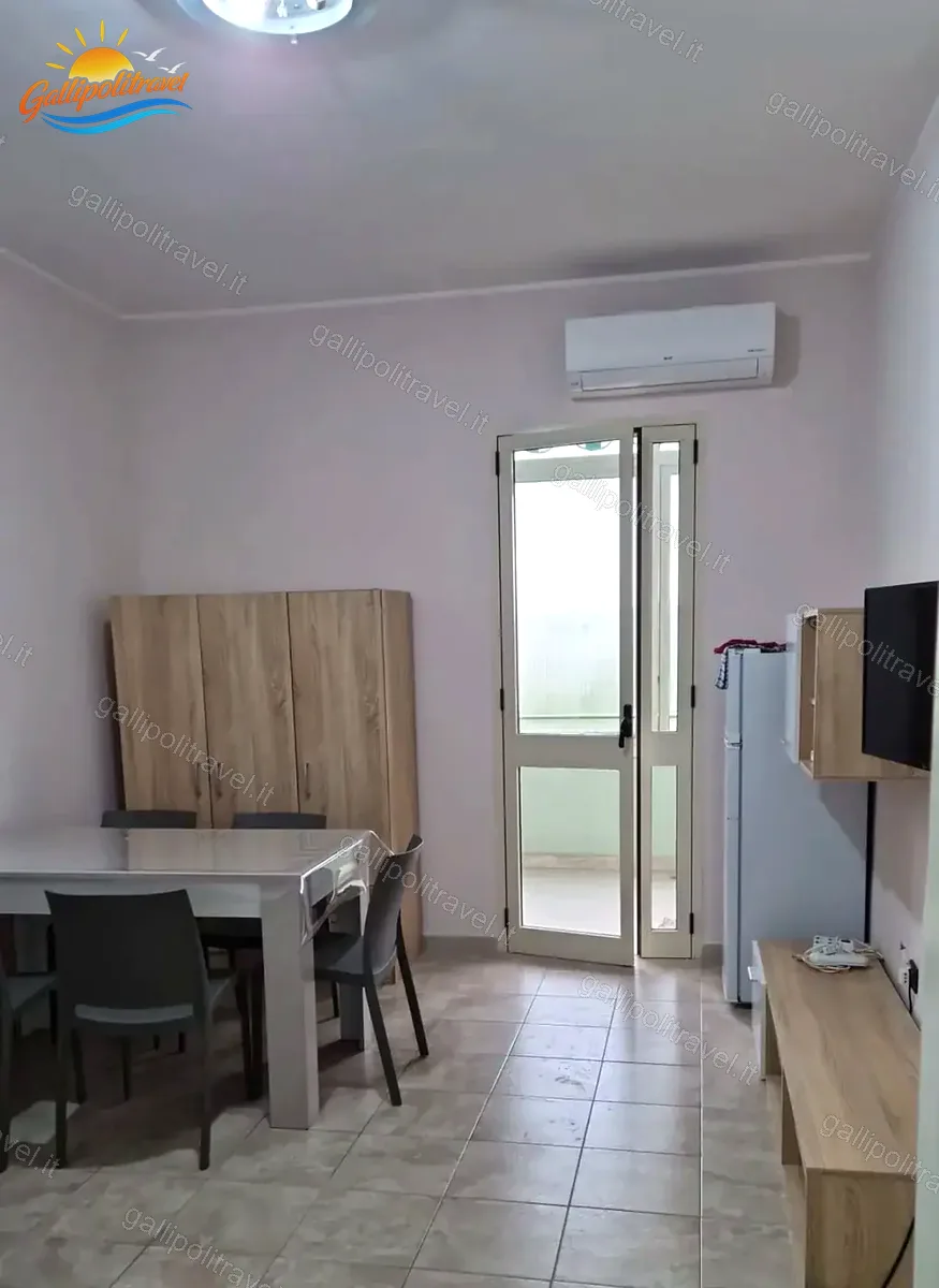 Soggiorno con accesso al balcone e aria condizionata del Bilocale Robinia 3, Baia Verde Gallipoli