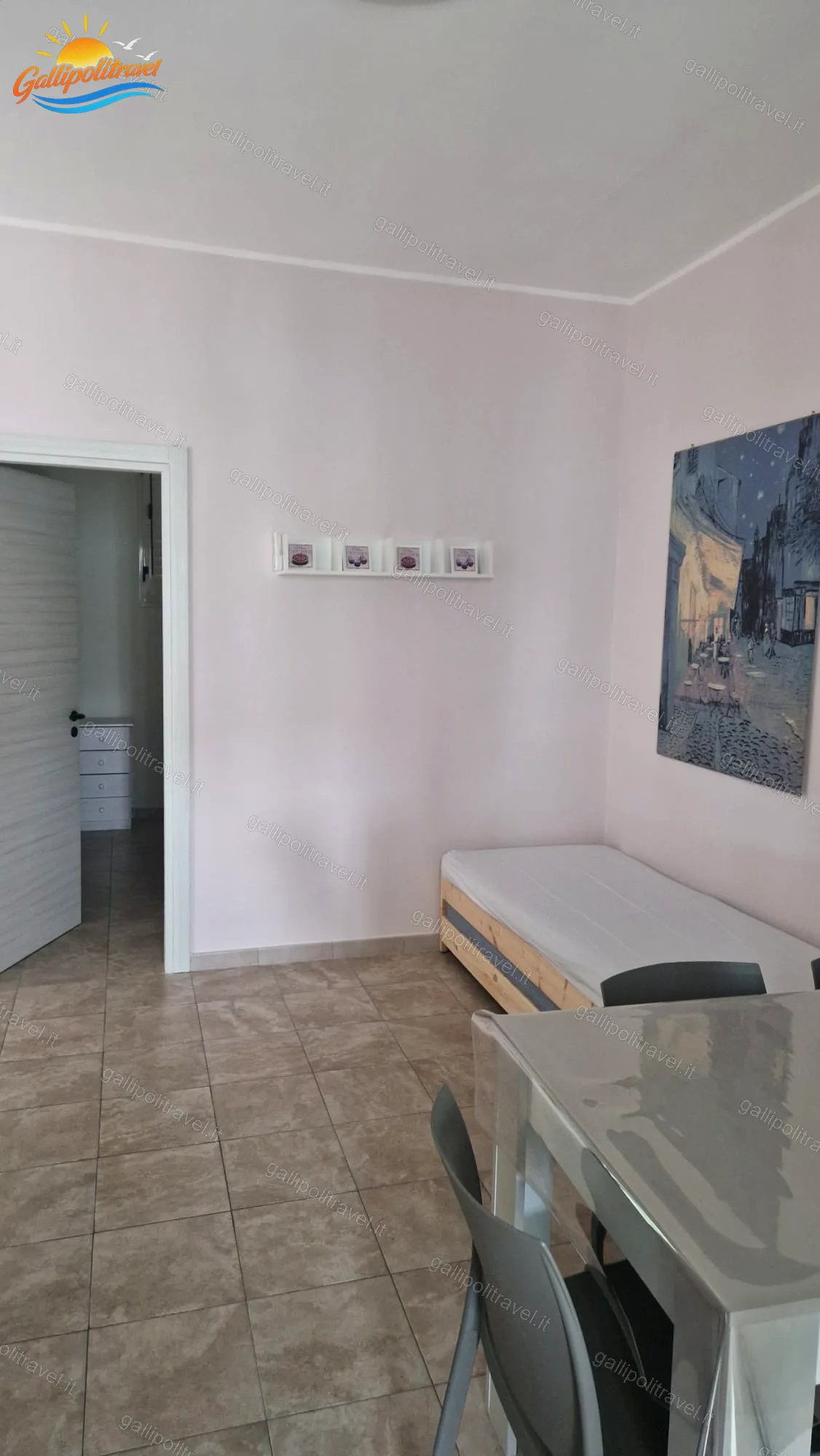 Zona giorno con letto singolo e mensole del Bilocale Robinia 3, Baia Verde Gallipoli