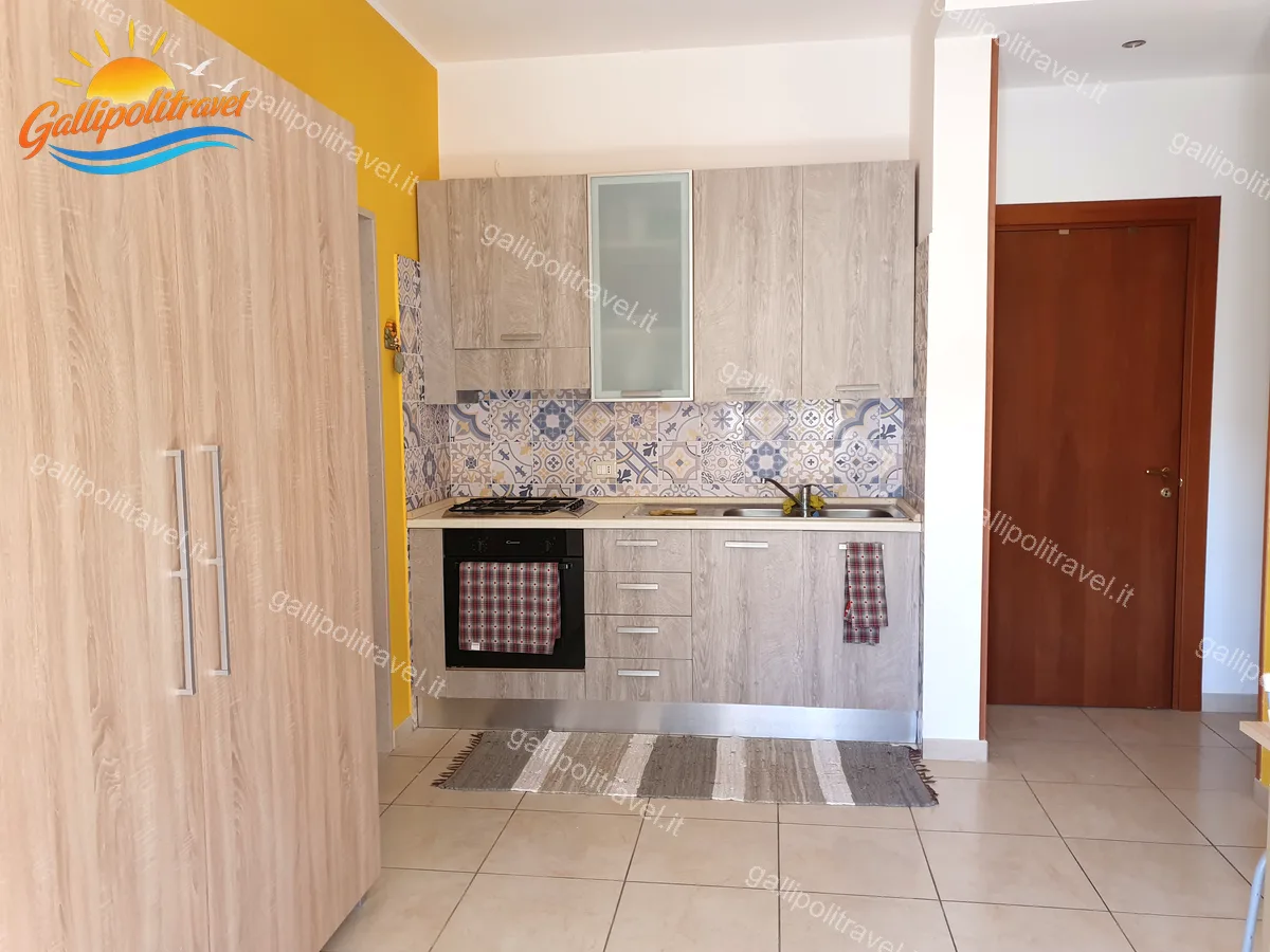 Cucina con armadio in legno del Monolocale 2° Piano, Residenza Marina Baia Verde Gallipoli