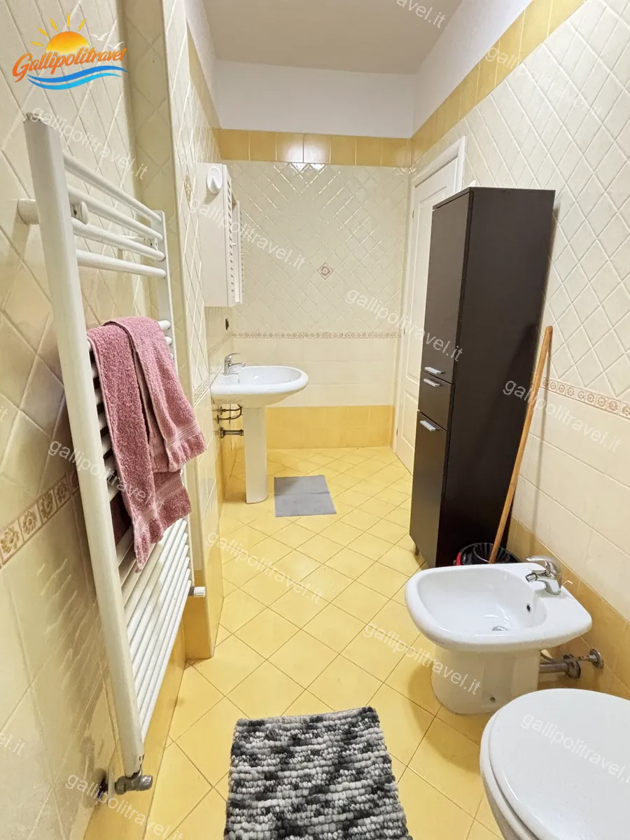 Bagno con lavabo e porta asciugamani del Trilocale B2/4 Residence Rosa Virginia Gallipoli