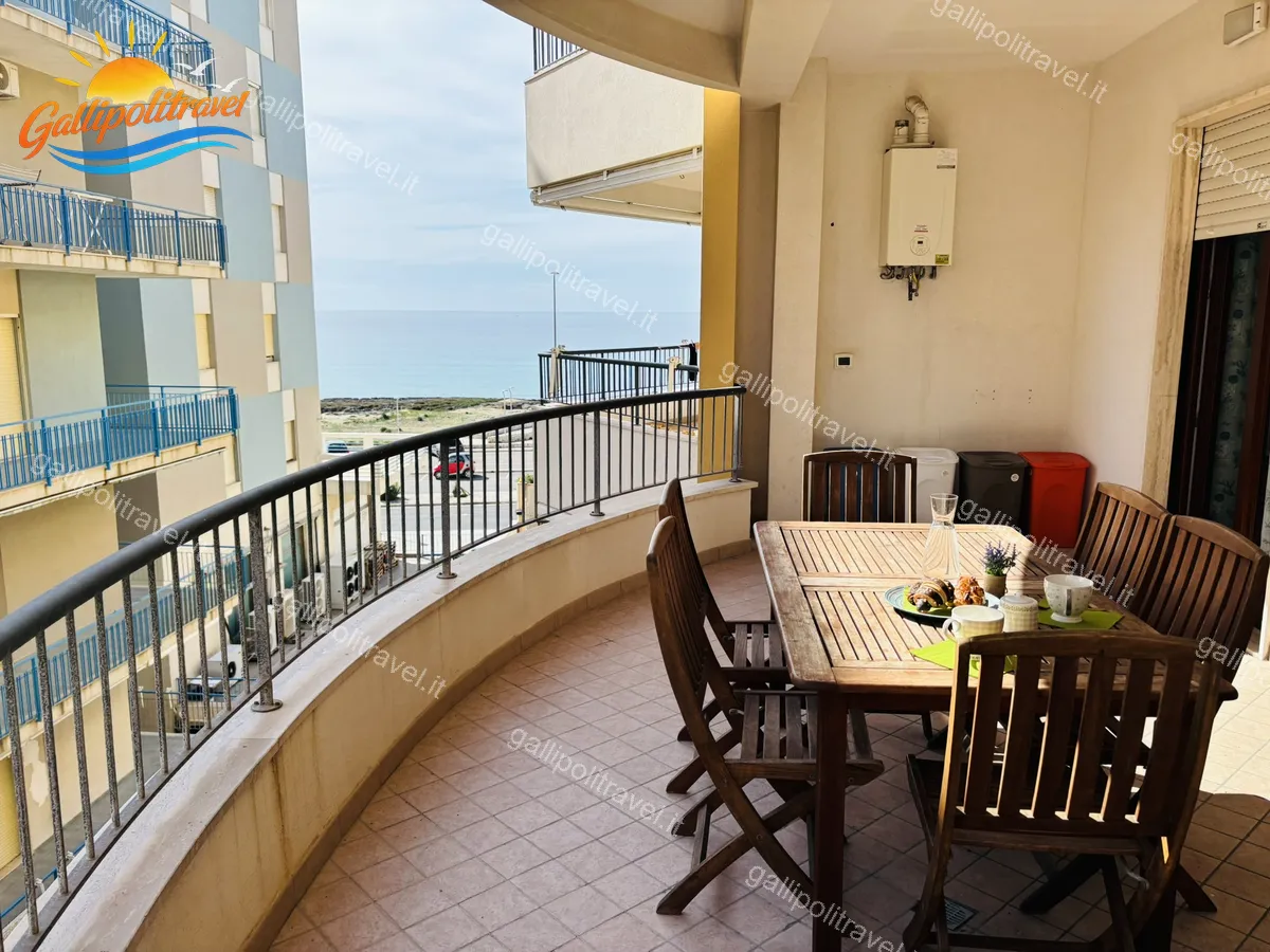 Balcone con vista mare laterale del Trilocale B2/4 al Residence Rosa Virginia, Gallipoli