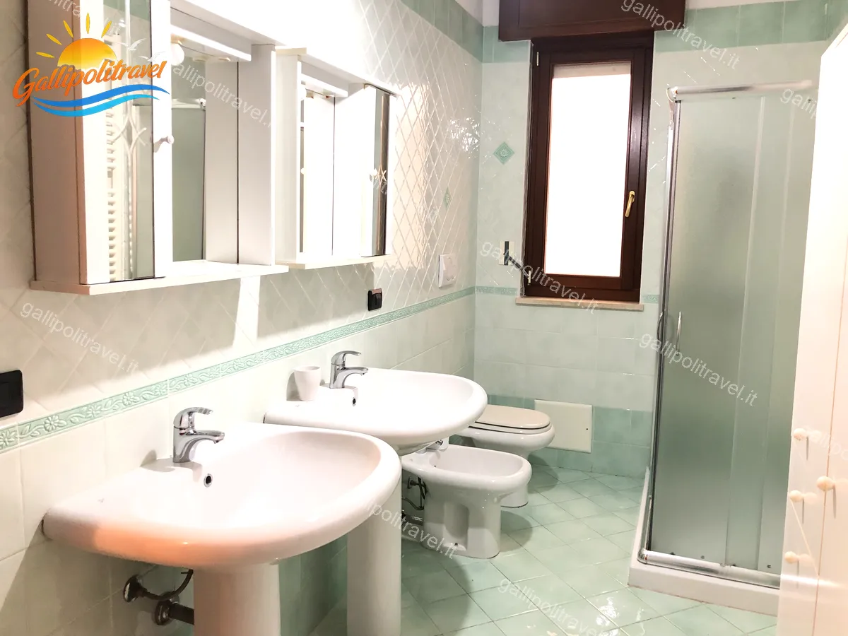 Mintgrünes Badezimmer mit Doppelwaschbecken und Dusche, Dreizimmerwohnung D1/3 Gallipoli