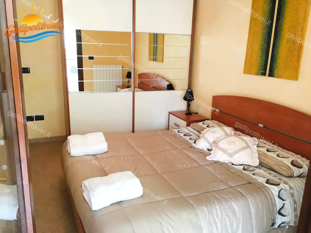 Zimmer mit Spiegelschrank und Senfgemälde der Dreizimmerwohnung D1/3, Rosa Virginia