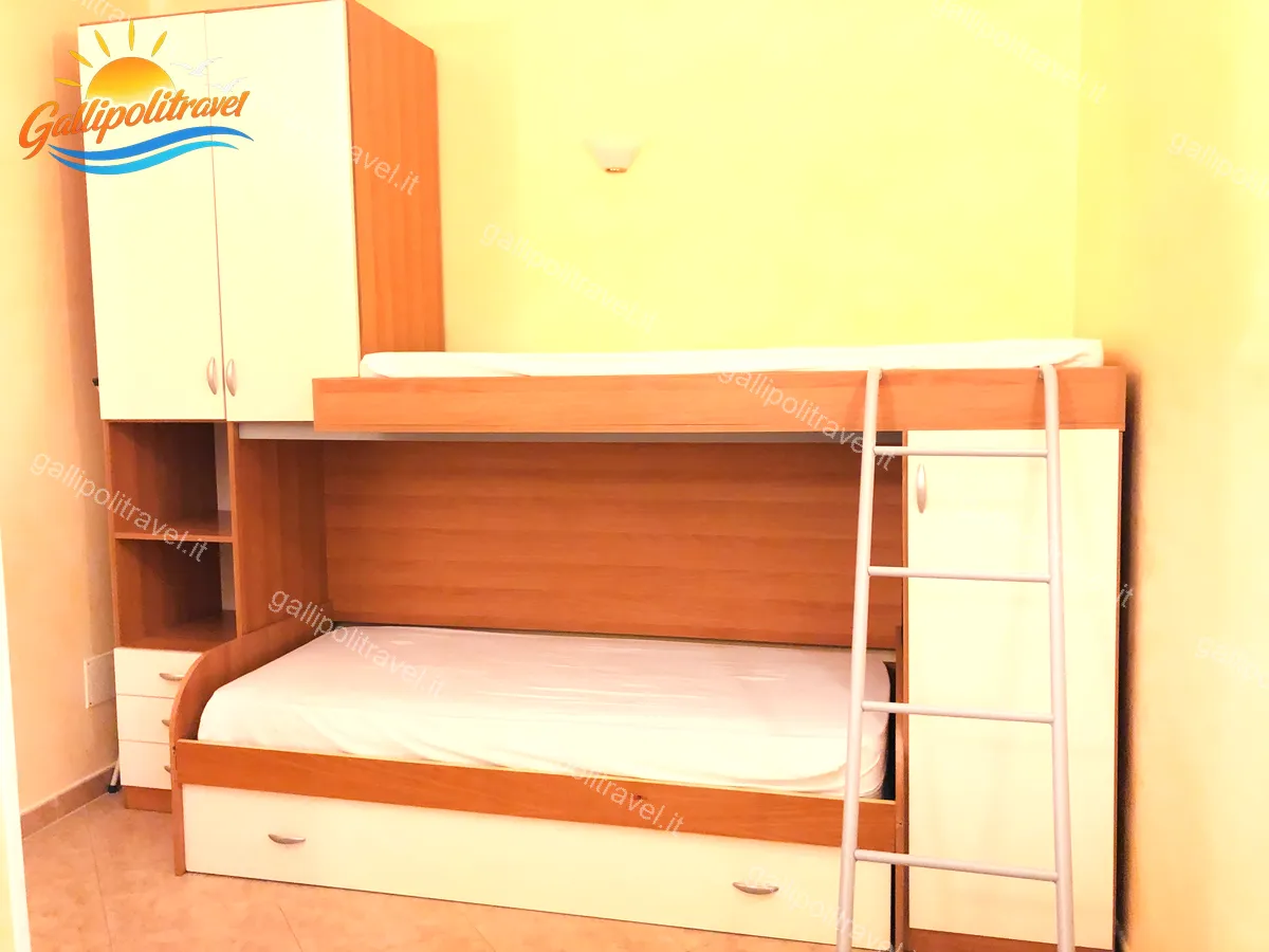 Schlafzimmer mit Etagenbett aus hellem Holz und Leiter, Dreizimmerwohnung D1/3