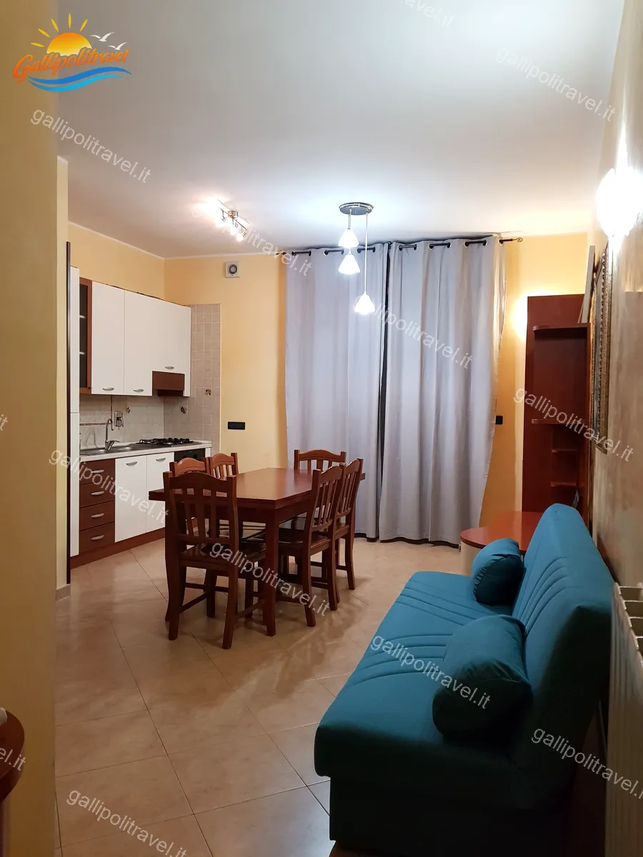 Wohnzimmer mit türkisfarbenem Sofa und Holztisch, Dreizimmerwohnung D1/3 Gallipoli