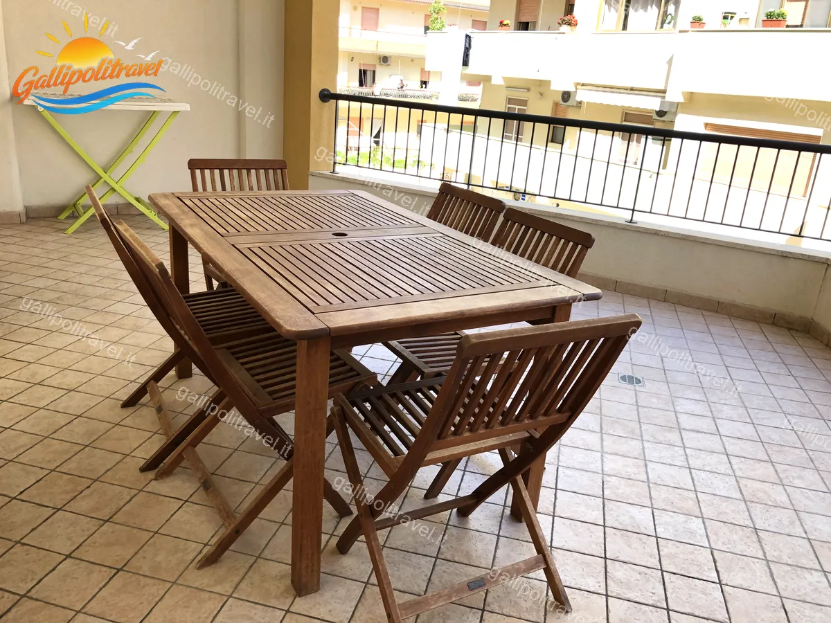Terrasse mit Teakholztisch und Holzstühlen, Dreizimmerwohnung D1/3 Rosa Virginia Gallipoli