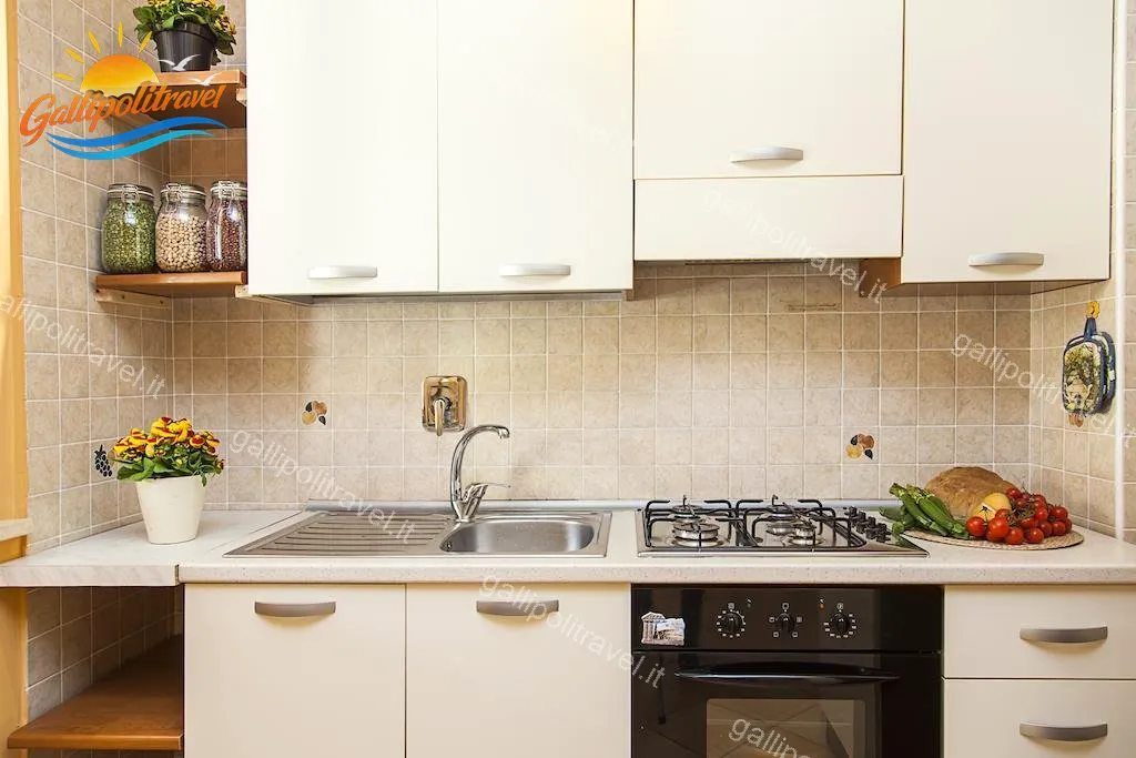 Weiße Küche mit Regalen und Gläsern, Dreizimmerwohnung F1/1 Gallipoli
