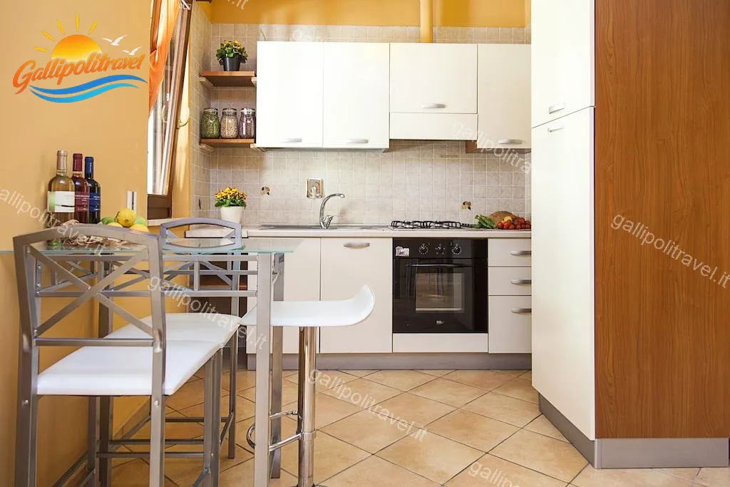 Küche mit Pianobar und weißen Hockern der Dreizimmerwohnung F1/1, Rosa Virginia