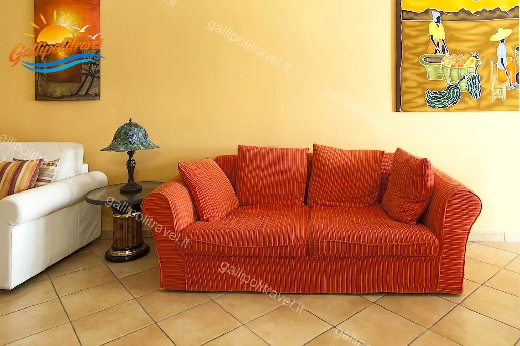 Wohnzimmer mit orangefarbenem Sofa und Tiffany-Lampe, Dreizimmerwohnung F1/1 Gallipoli
