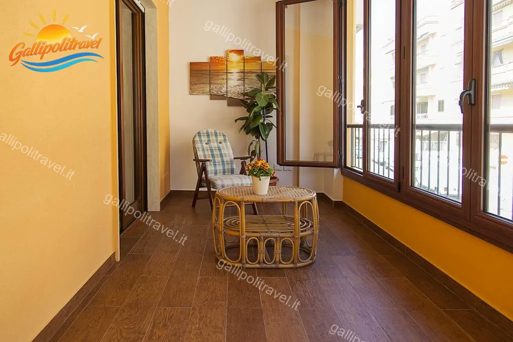 Veranda mit Rattantisch und Tageslicht, Dreizimmerwohnung F1/1 Rosa Virginia