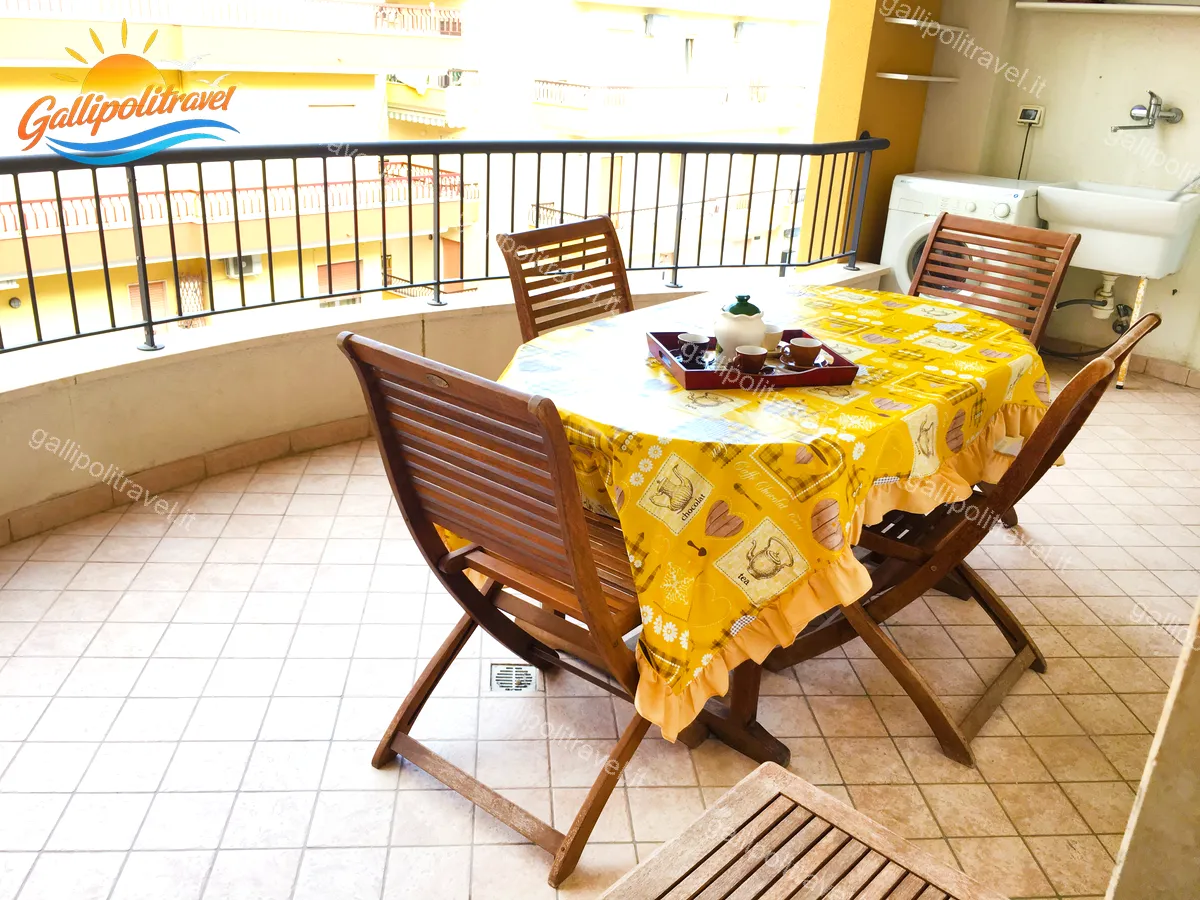 Balcone con tavolo giallo Trilocale F3/2 Gallipoli