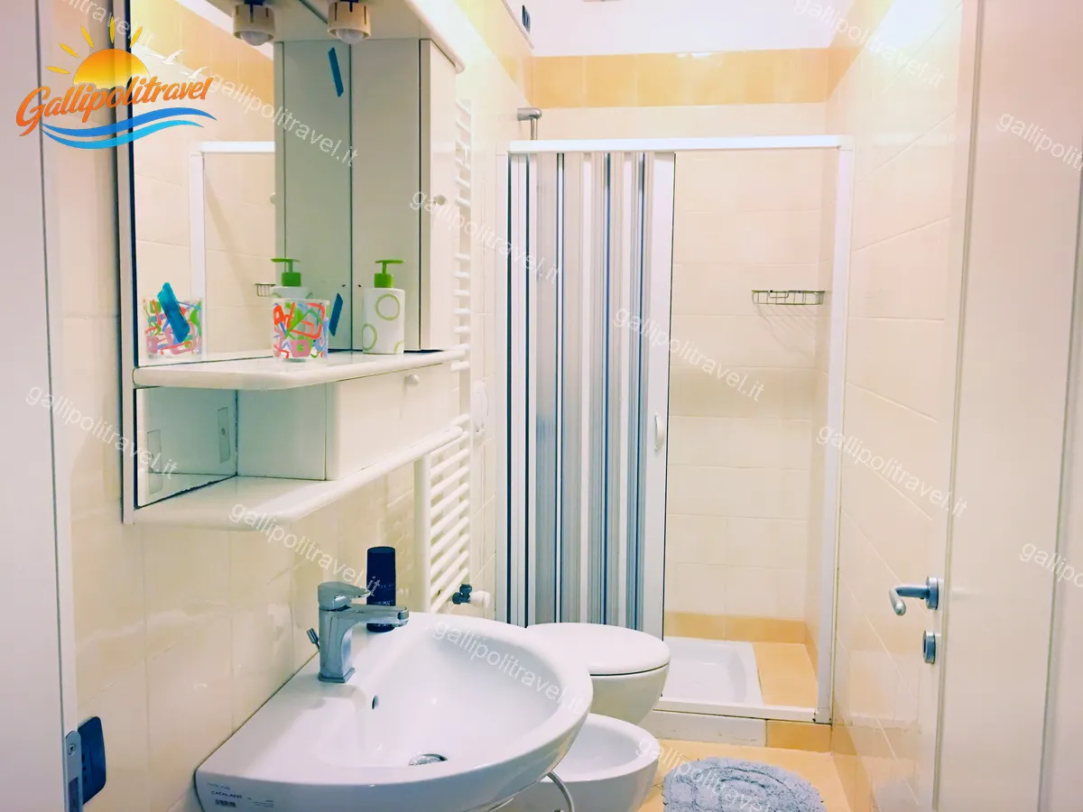 Erstes beiges Badezimmer mit Dusche, Bidet und Handtuchwärmer der Dreizimmerwohnung H2/2