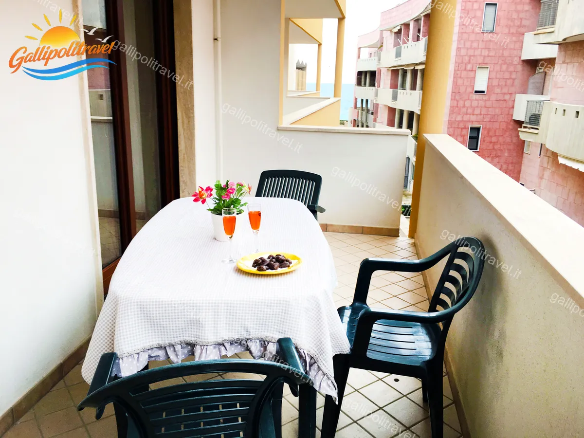 Balkon mit Aperitif, Blumen und Meerblick der Dreizimmerwohnung H2/2, Gallipoli