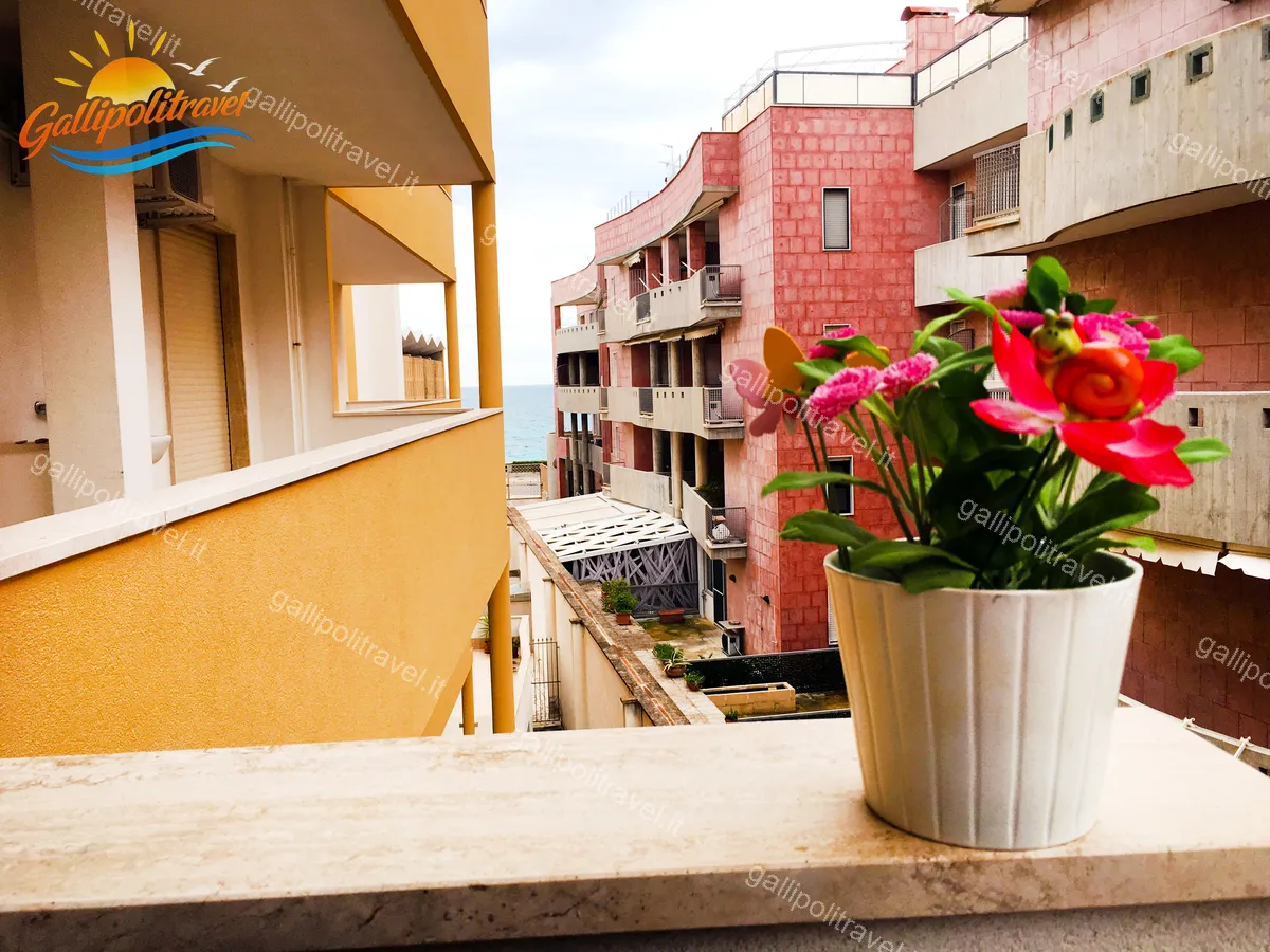 Balkon mit rosa Blumen und Blick auf das Meer, Dreizimmerwohnung H2/2 Rosa Virginia Gallipoli