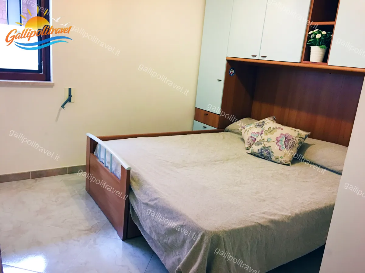 Zimmer mit Klappbett und Wandschrank der Dreizimmerwohnung H2/2, Gallipoli