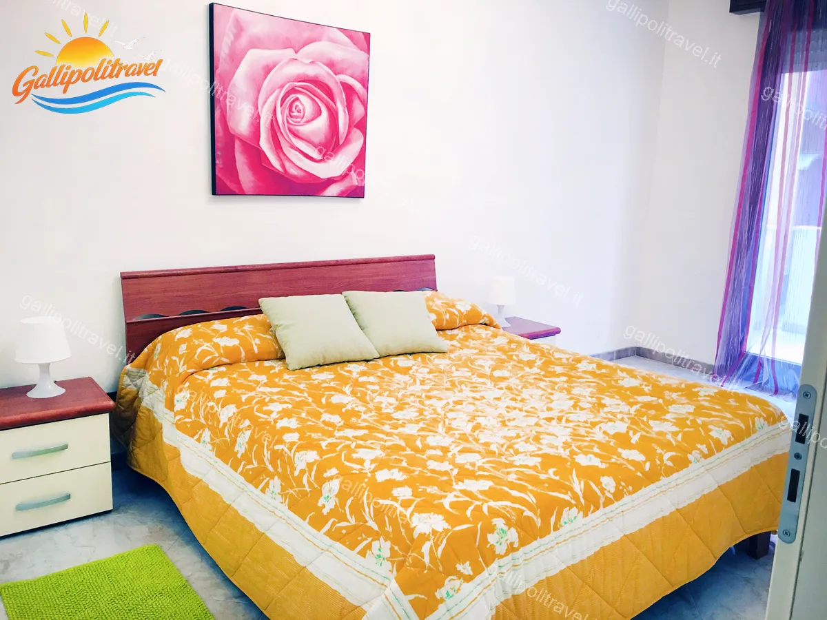 Doppelzimmer mit orange-rosa Decke der Dreizimmerwohnung H2/2, Gallipoli
