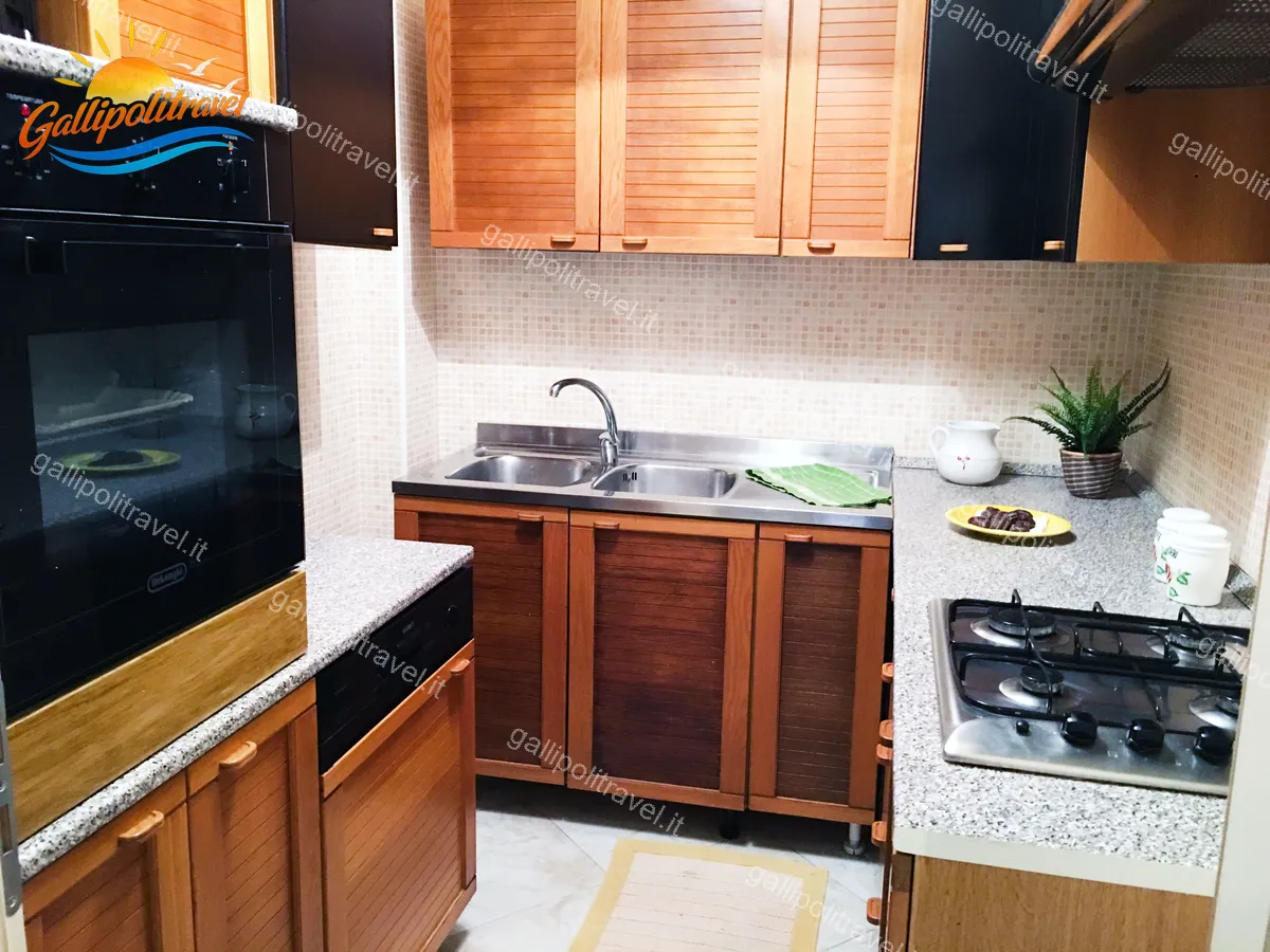 Eckküche mit Granitarbeitsplatte und Backofen, Dreizimmerwohnung H2/2 Gallipoli