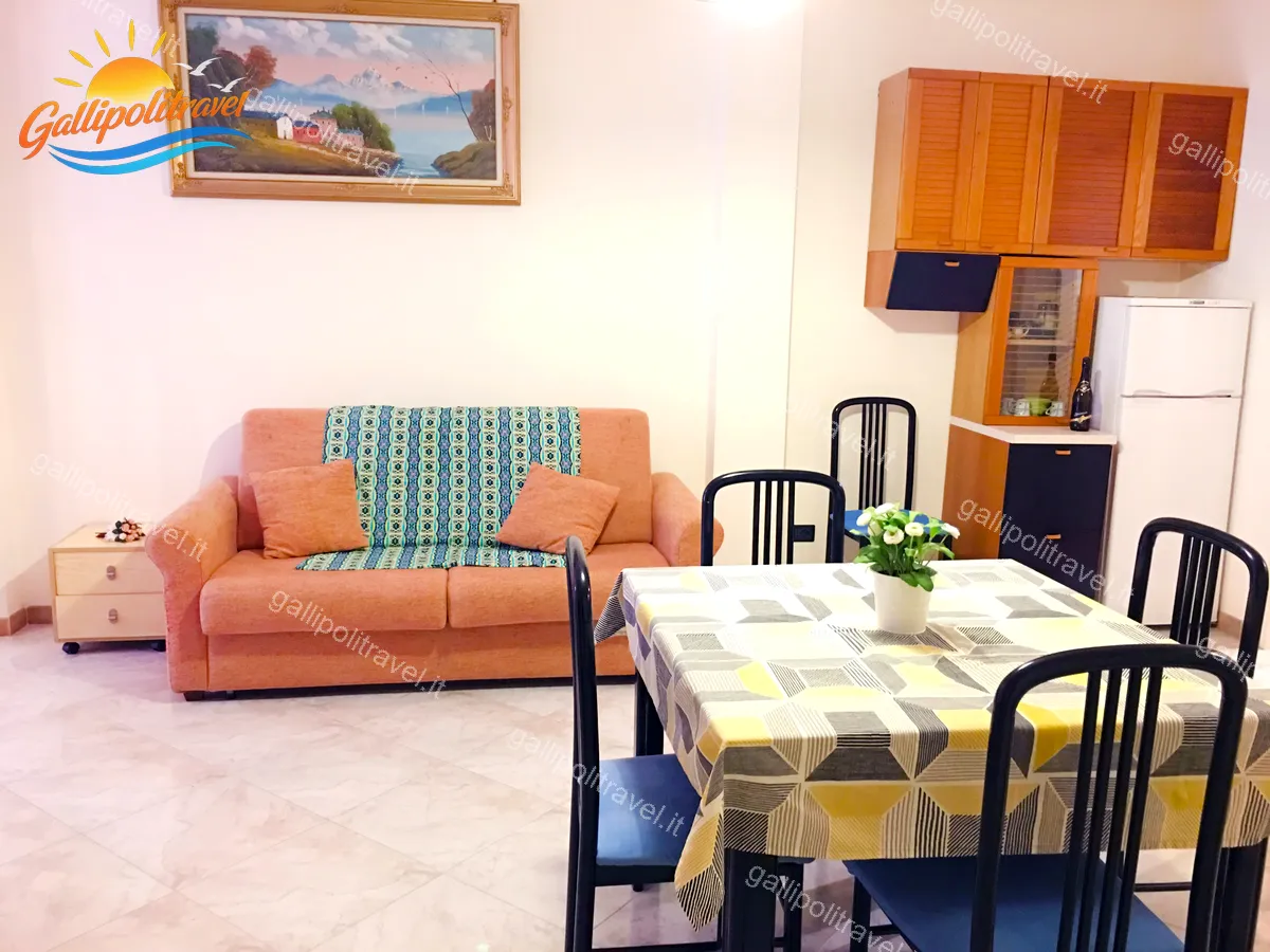 Wohnzimmer mit Bücherregal und heller Fenstertür der Dreizimmerwohnung H2/2, Rosa Virginia