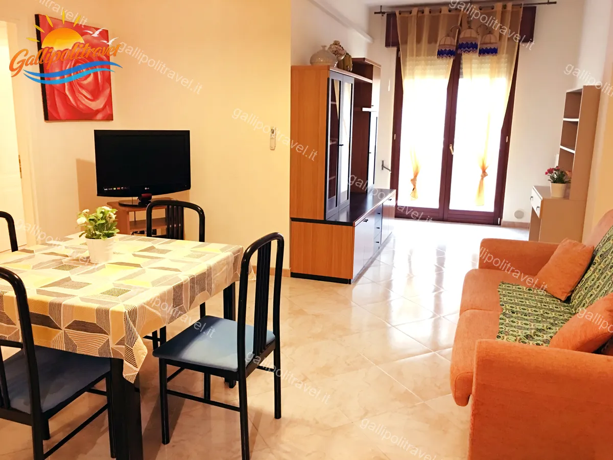 Helles Wohnzimmer mit rosafarbenem Gemälde und lachsfarbenem Sofa, Dreizimmerwohnung H2/2 Gallipoli