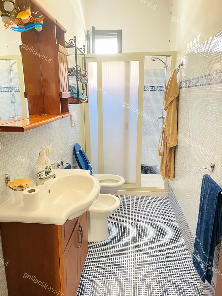 Bathroom with blue mosaic of the three-room apartment Orange, Baia Verde Gallipoli