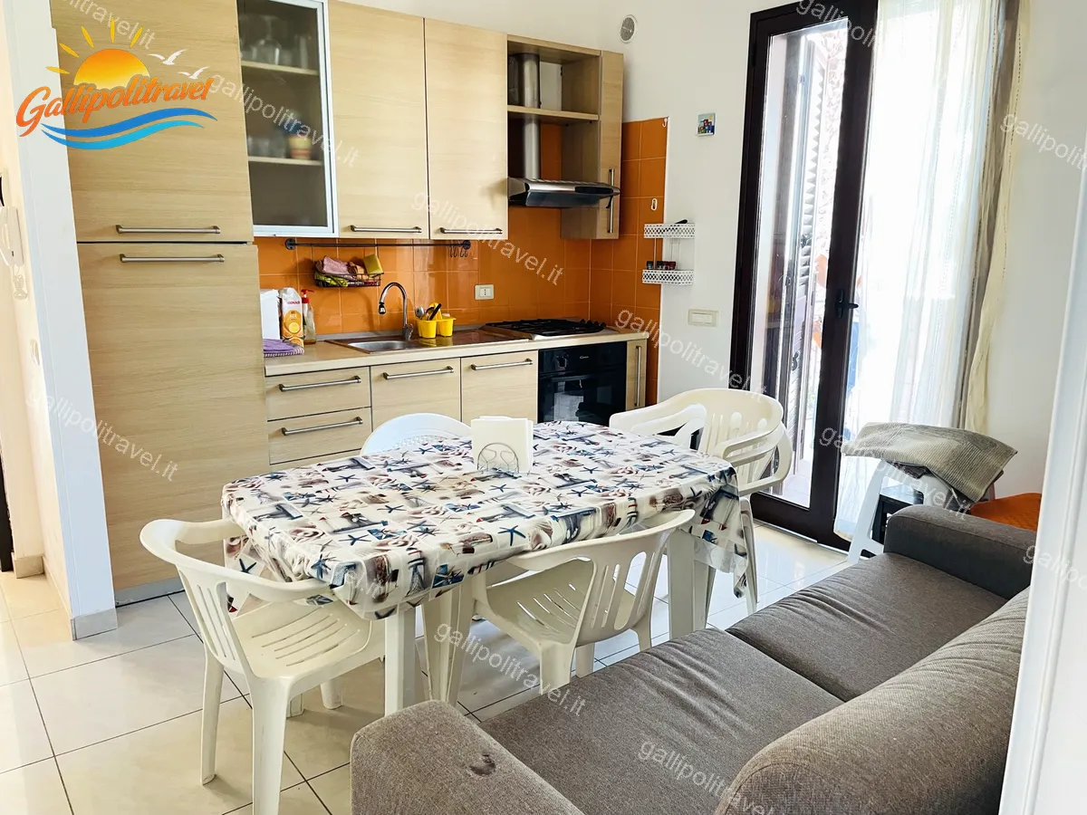Orange kitchen and living room of the three-room apartment Orange, Residenza Marina Baia Verde