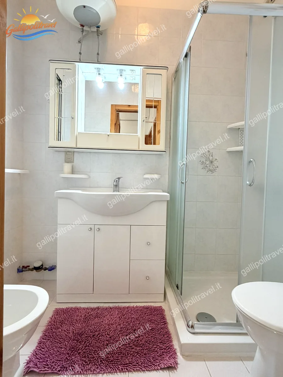 bagno con doccia del trilocale robinia a baia verde