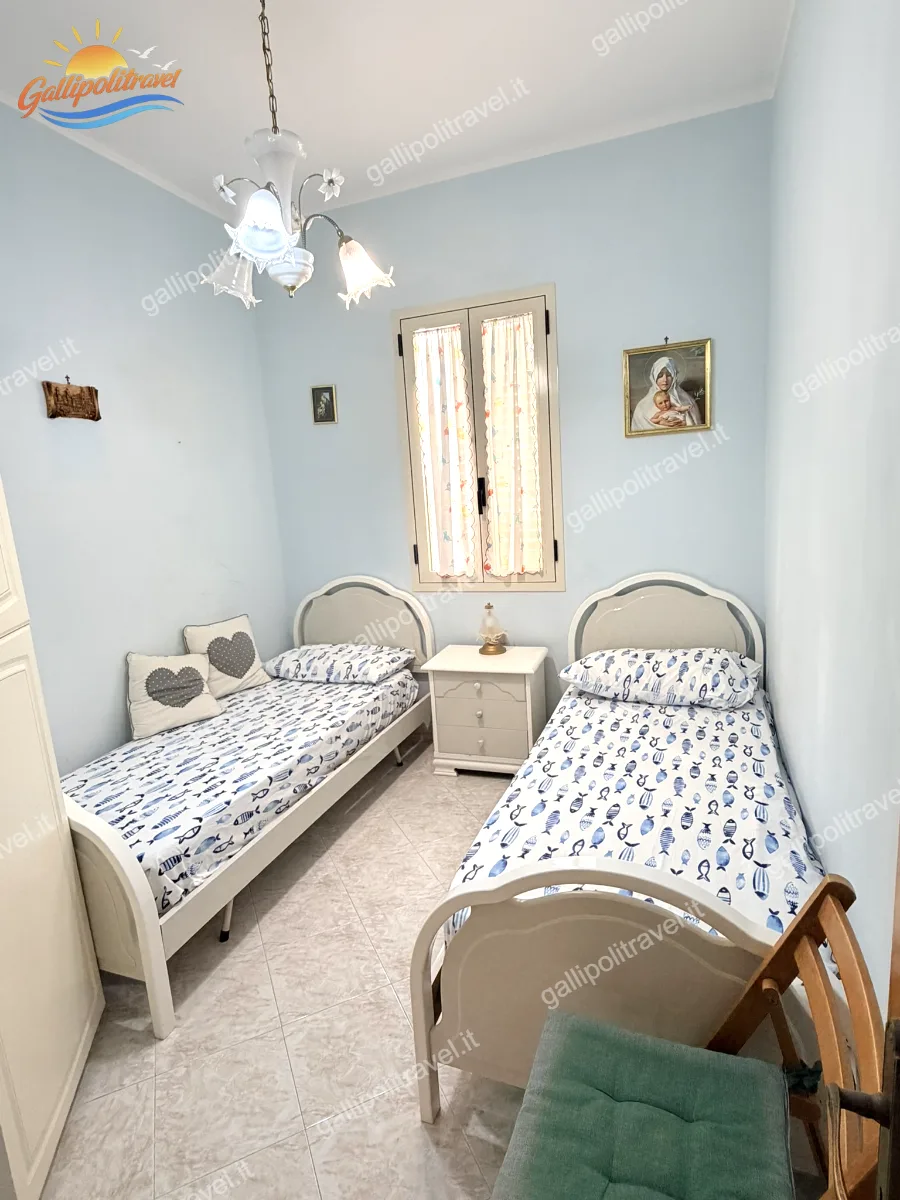 Cameretta azzurra con letti singoli del Trilocale Robinia, Baia Verde Gallipoli