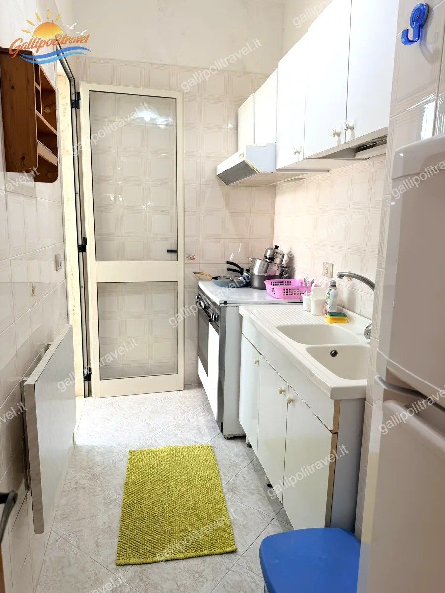 Cucina con frigorifero del Trilocale Robinia, Baia Verde Gallipoli