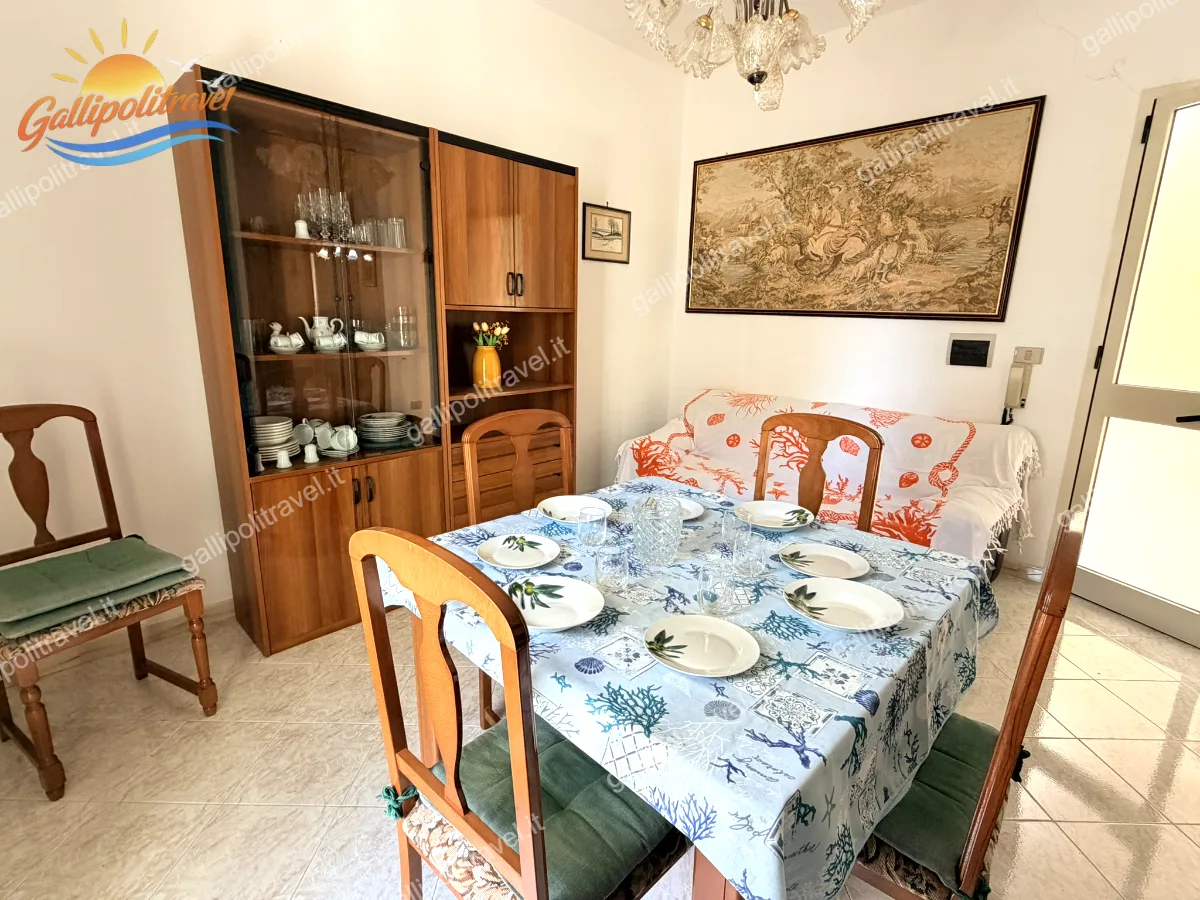 Zona pranzo con accesso al balcone del Trilocale Robinia, Baia Verde Gallipoli