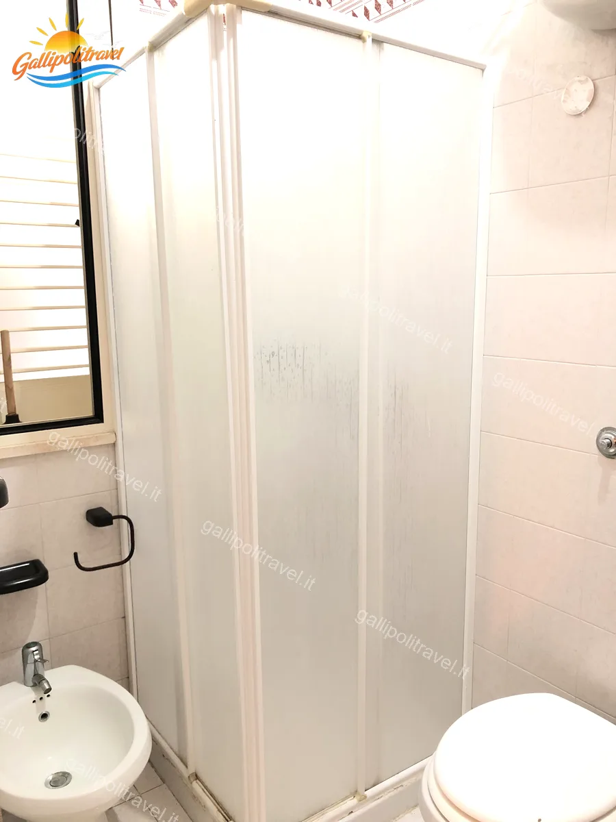 Salle de bain avec douche dans l'appartement trois pièces Tamerici 01, Baia Verde Gallipoli