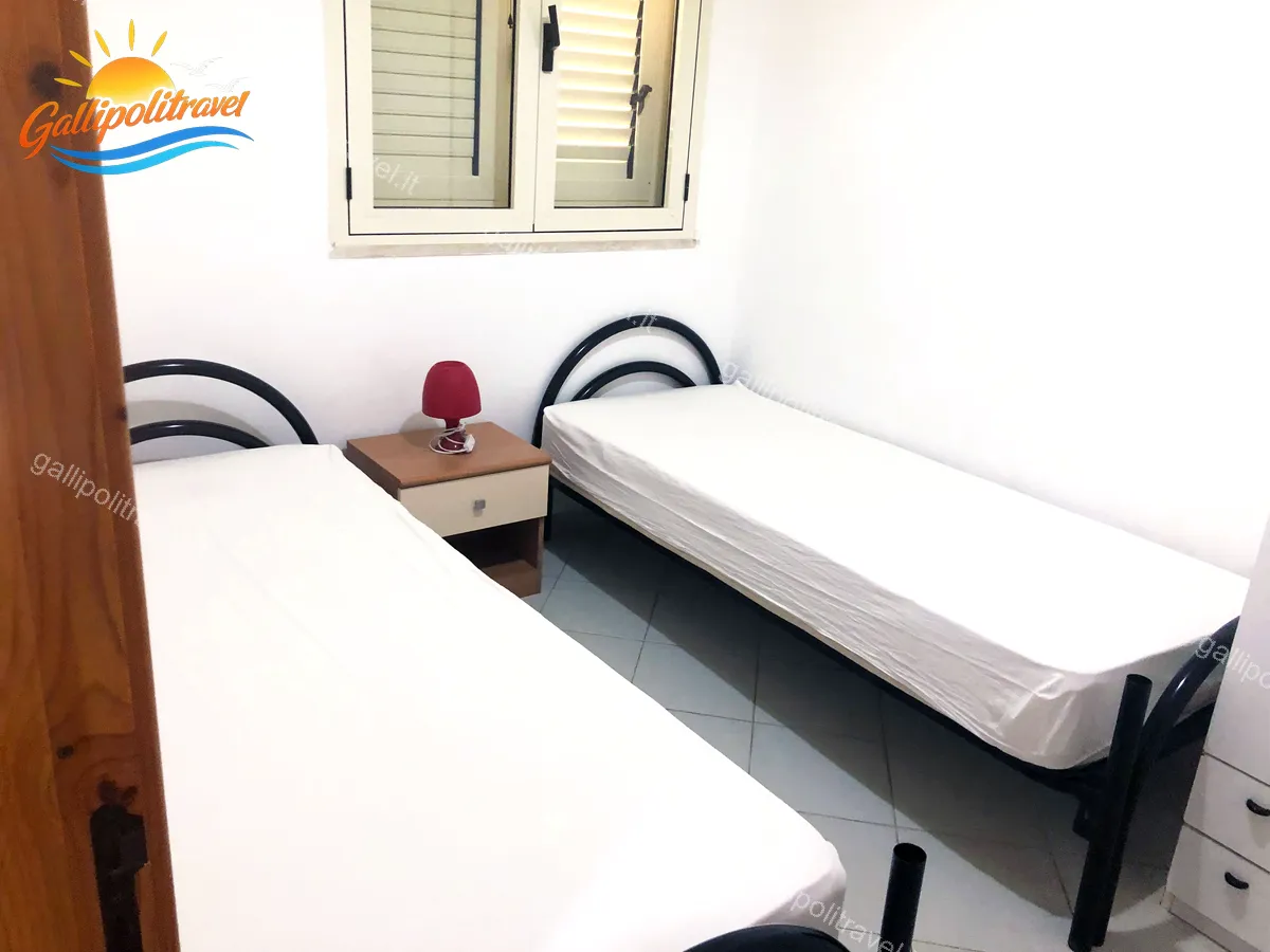 Chambre avec lits simples dans l'appartement trois pièces Tamerici 01, Baia Verde
