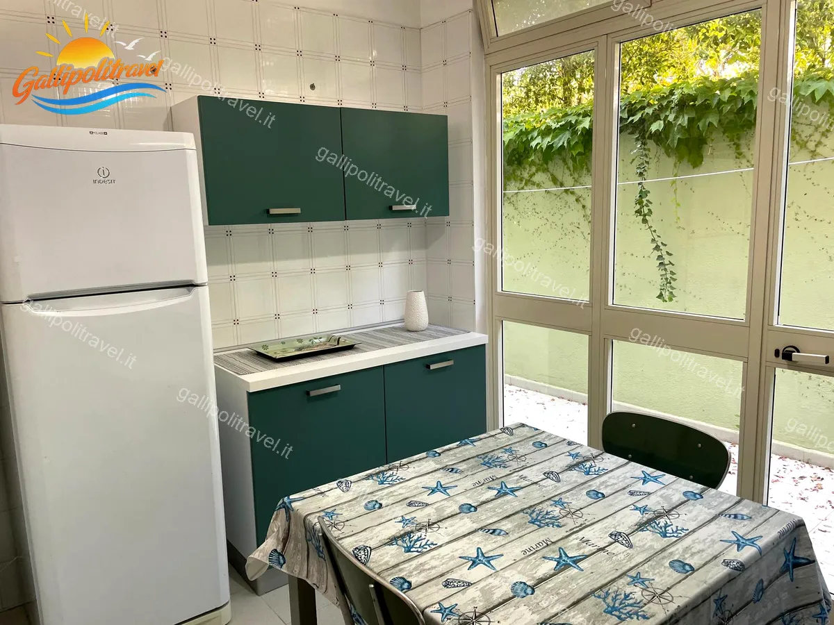 Cuisine avec réfrigérateur de l'appartement trois pièces Tamerici 01, Baia Verde