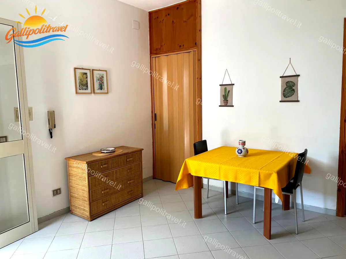 Salle à manger de l'appartement trois pièces Tamerici 01, Baia Verde Gallipoli