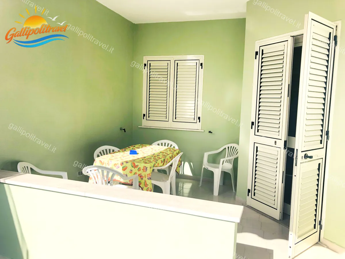 Véranda extérieure équipée de l'appartement trois pièces Tamerici 01, Baia Verde Gallipoli