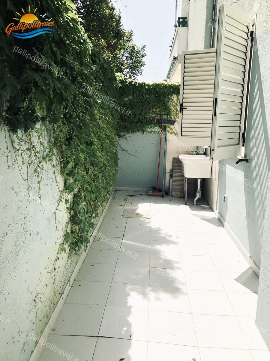 Cour verdoyante avec lierre de l'appartement trois pièces Tamerici 02, Baia Verde Gallipoli