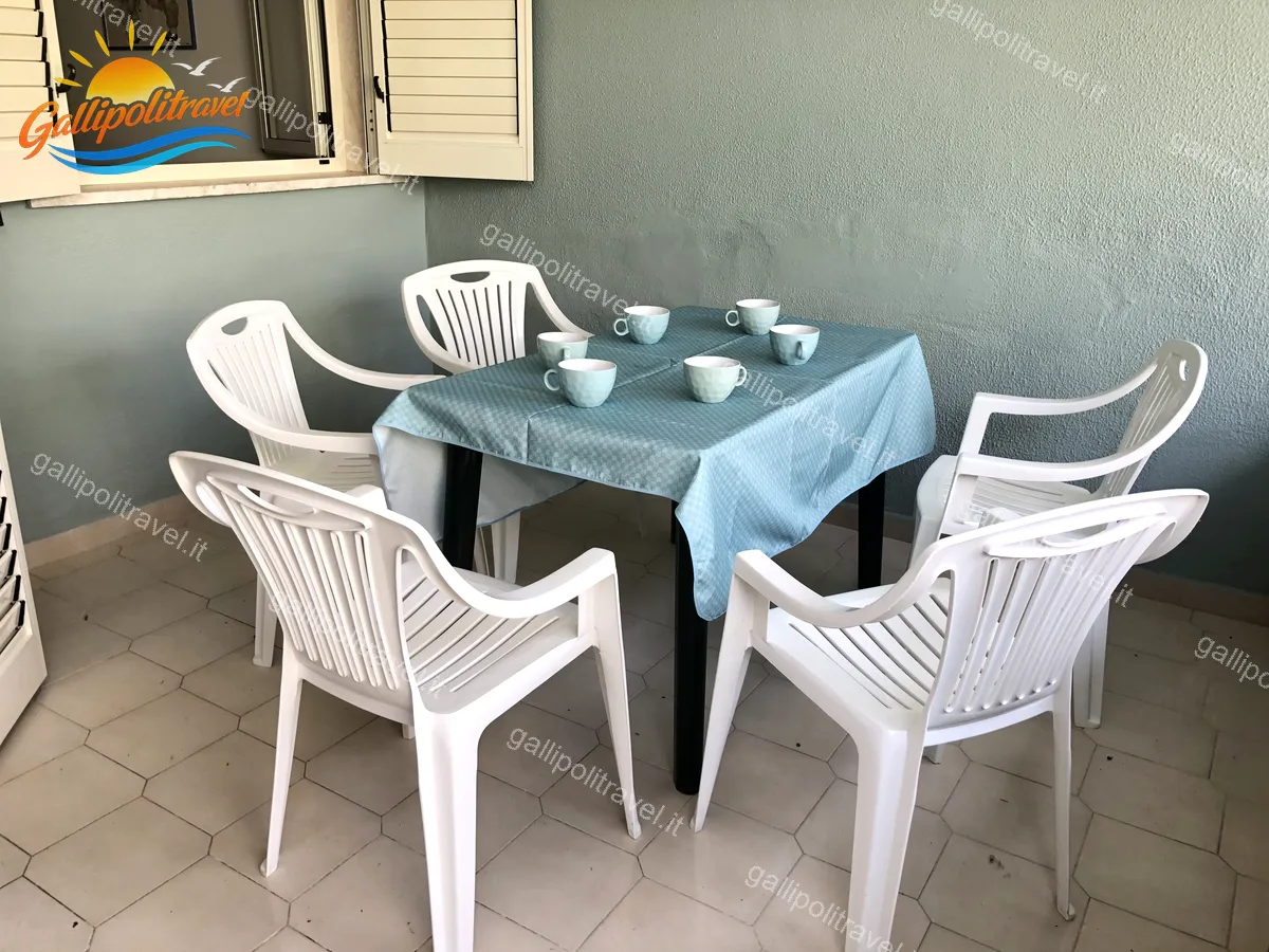 Patio avec table blanche de l'appartement trois pièces Tamerici 02, Baia Verde Gallipoli