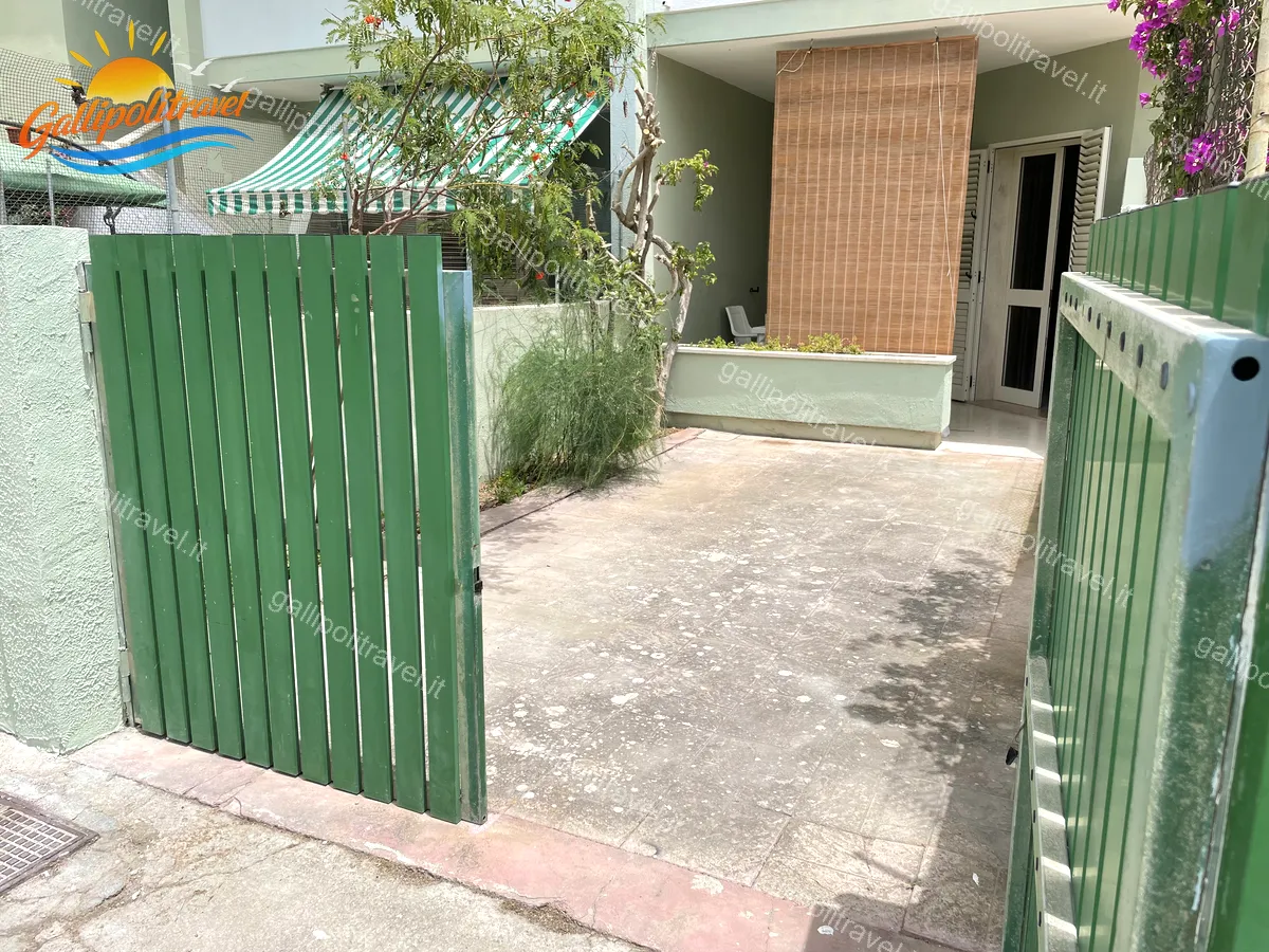 Accès avec portail vert à l'appartement trois pièces Tamerici 03, Baia Verde Gallipoli