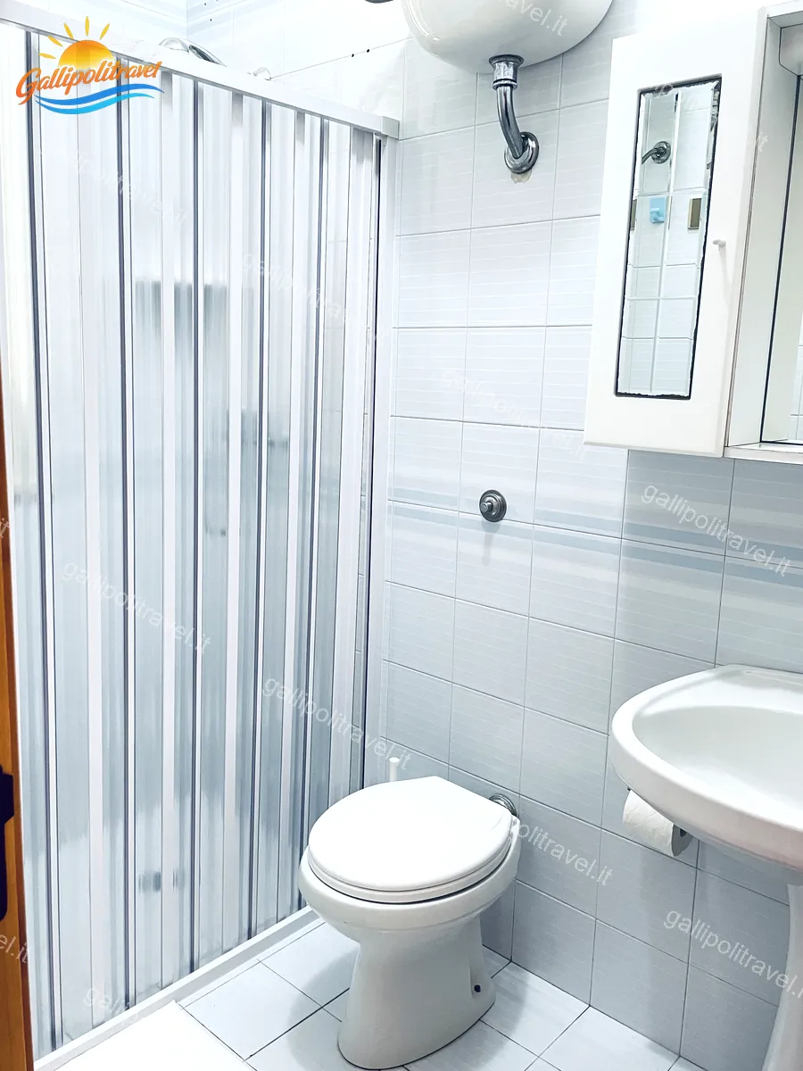 Salle de bain avec douche pliante dans l'appartement trois pièces Tamerici 03, Baia Verde