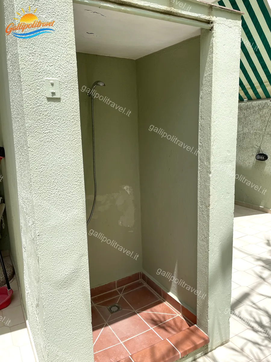 Douche extérieure sur la terrasse de l'appartement trois pièces Tamerici 03, Baia Verde Gallipoli