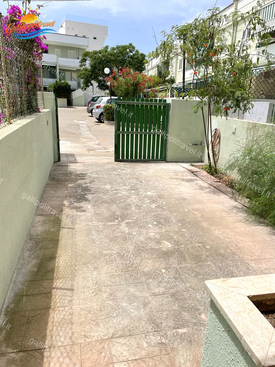 Entrée avec bougainvilliers fleuris de l'appartement trois pièces Tamerici 03, Baia Verde