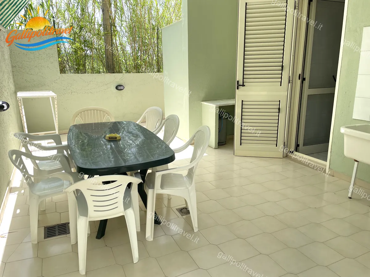 Patio avec table et chaises sur la véranda, Appartement T3 Tamerici 03 Baia Verde