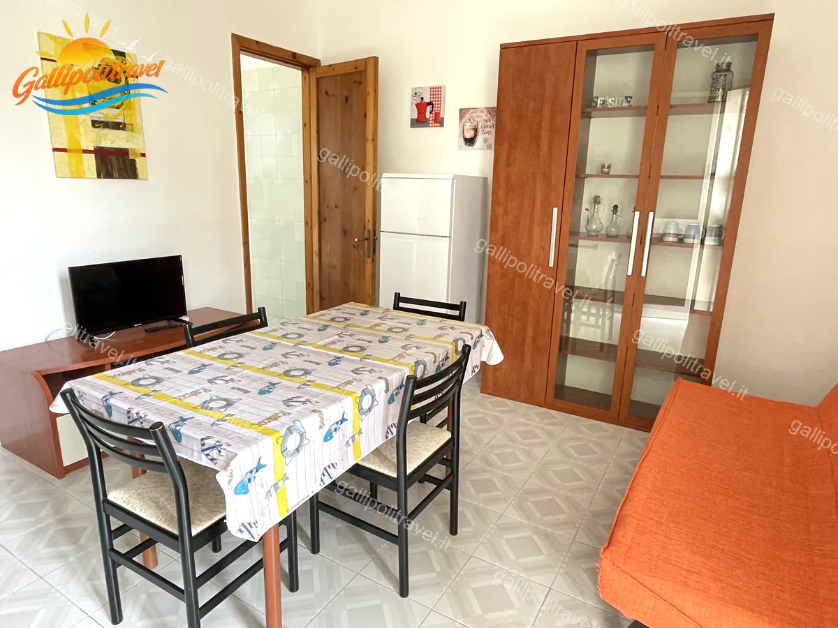 Séjour et coin repas de l'appartement trois pièces Tamerici 03, Baia Verde Gallipoli