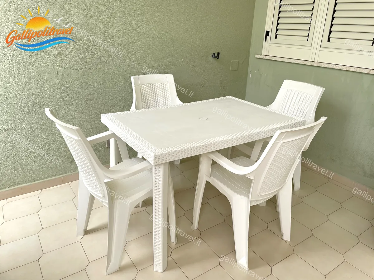 Véranda extérieure équipée de l'appartement trois pièces Tamerici 03, Baia Verde Gallipoli