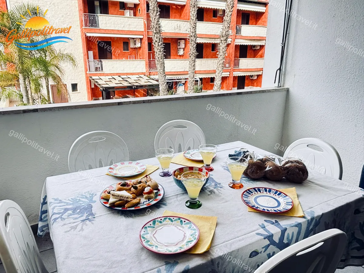 Aperitivo sul balcone del Trilocale Mimosa Gallipoli con vista sul quartiere