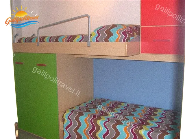 Cameretta del Trilocale Girasole con letti a castello colorati verde e rosso