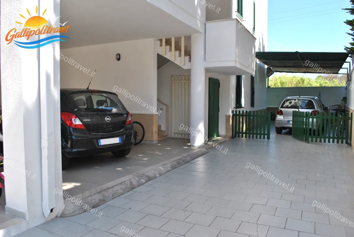 Parcheggio coperto con ingresso e scala del Trilocale Girasole a Baia Verde